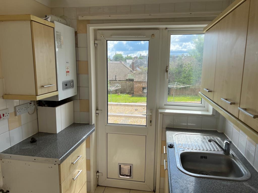 Lot: 22 - FREEHOLD BLOCK OF SIX TWO-BEDROOM FLATS FOR INVESTMENT -
